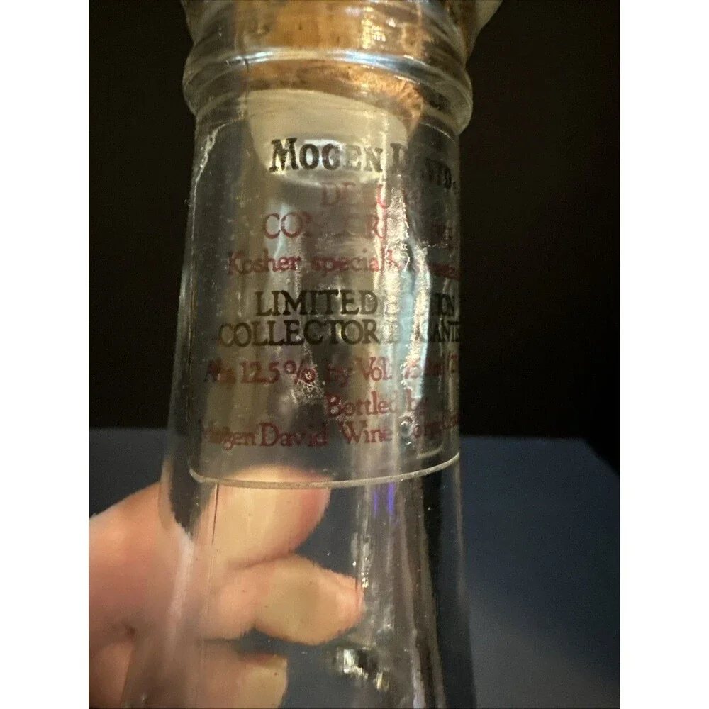 Vintage Mogen David Deluxe Concord Wine Limited Edition Collector Decanter